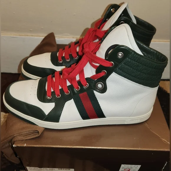 Gucci Hi-top leather sneakers with matching belt set. Size 100/40